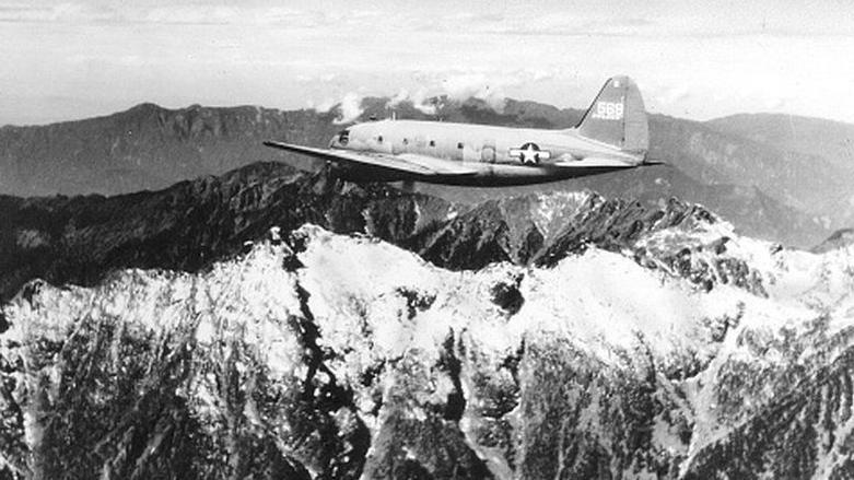 Un DC3 volando sobre El Himalaya