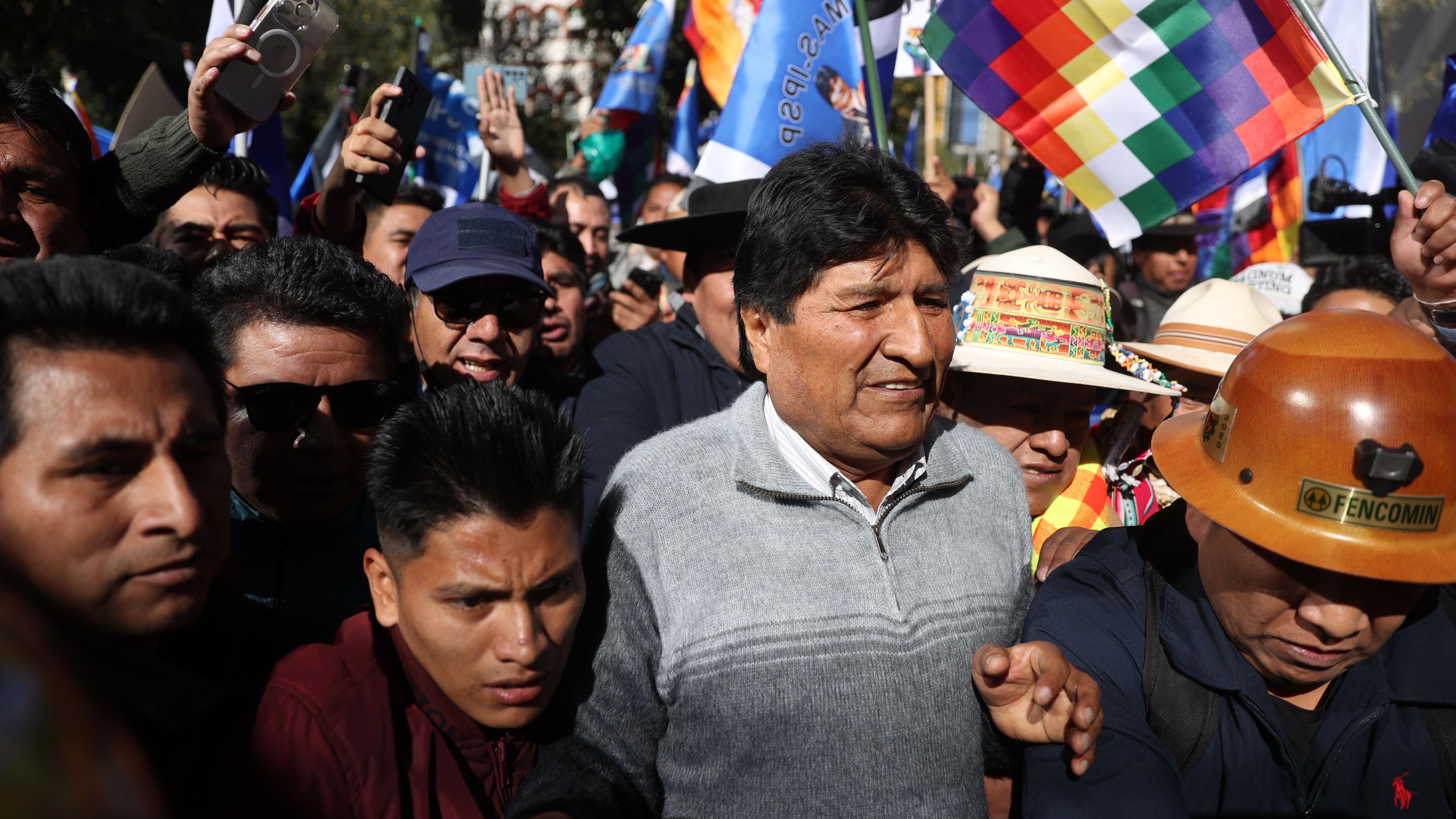 Cercado de apoiadores, Evo Morales chega à sede do Tribunal Supremo Eleitoral em La Paz, em 10 de julho 