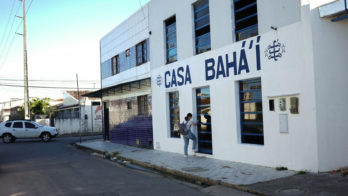 Fachada onde se lê Casa Bahá’í 