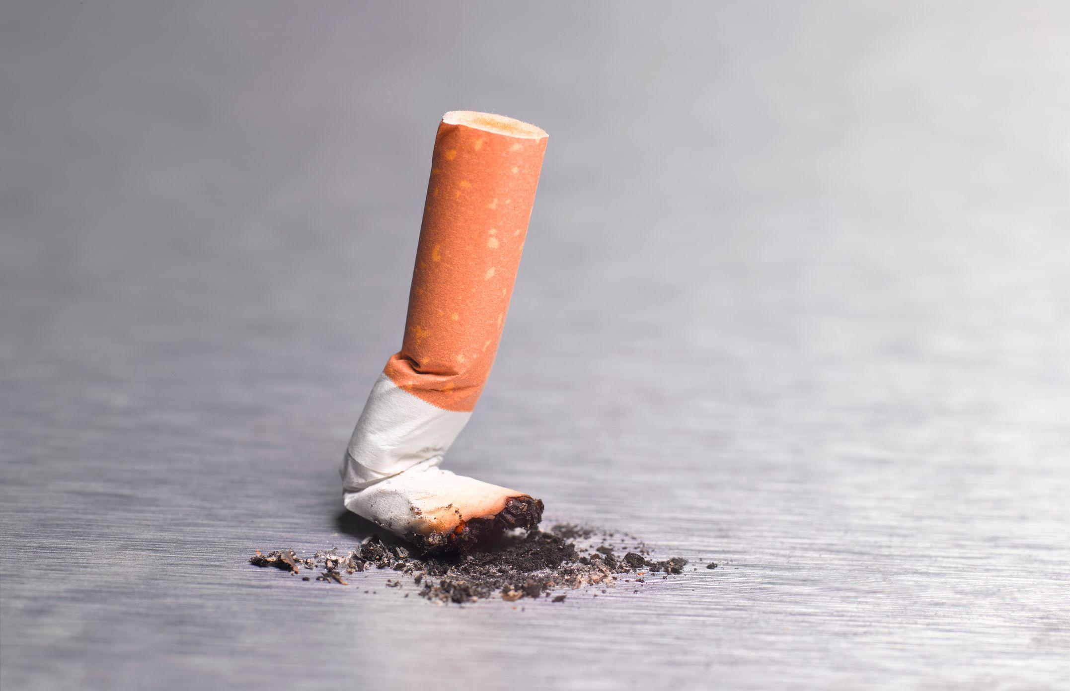 Cigarro apagado no chão