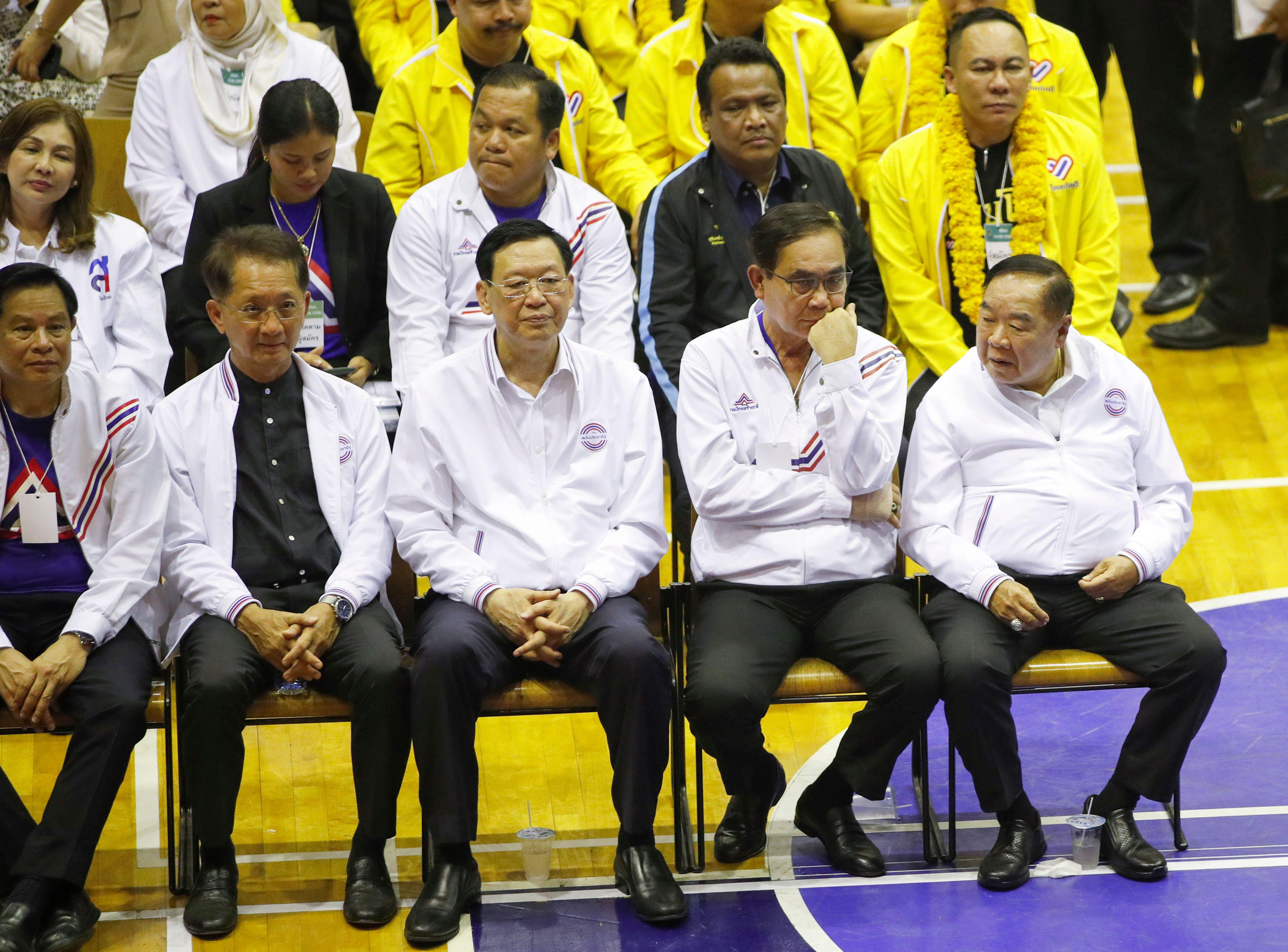 พล.อ. ประยุทธ์ กับ พล.อ. ประวิตร นั่งเคียงข้างกันในระหว่างรอลุ้นผลการจับสลากเบอร์ผุ้สมัคร ส.ส.กทม. ของพรรค เมื่อ 3 เม.ย. 