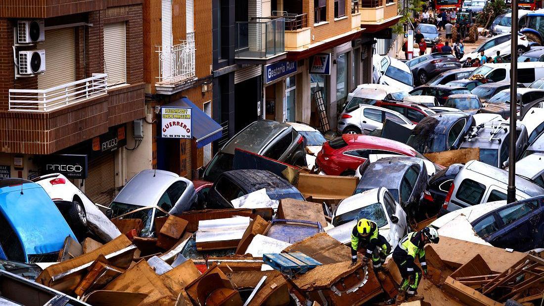 Tumpukan kendaraan yang tersapu banjir bandang di Sedavi, Spanyol.