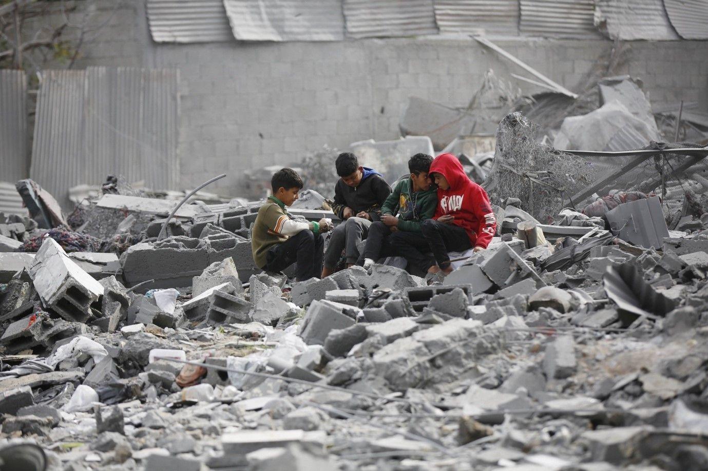 أفراد الأسرة الناجون يجمعون متعلقاتهم المتبقية من المبنى المدمر لعائلة الدراويش في مخيم النصيرات للاجئين مع استمرار الهجمات الإسرائيلية على مدينة غزة ، غزة في 13 شباط/فبراير 2024. 