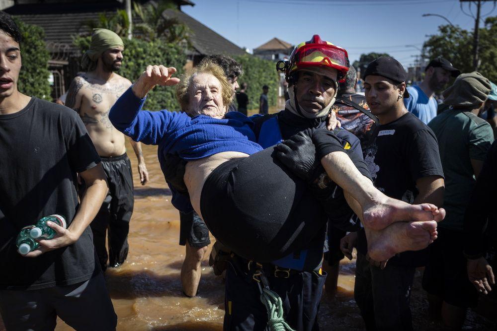 Mulher sendo resgatada