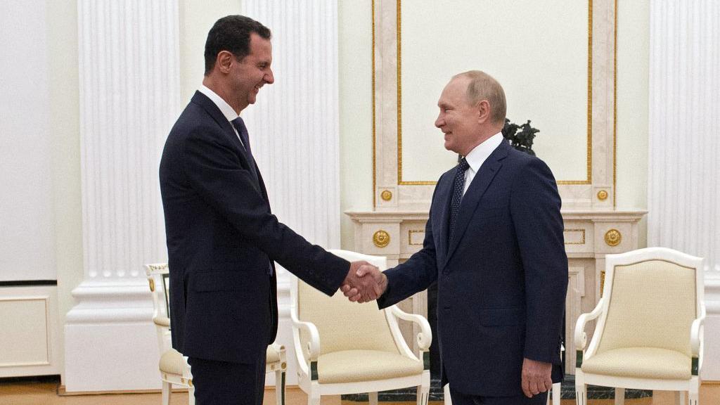 Aperto de mãos entre Bashar al-Assad e Vladimir Putin no Kremlin em 2021