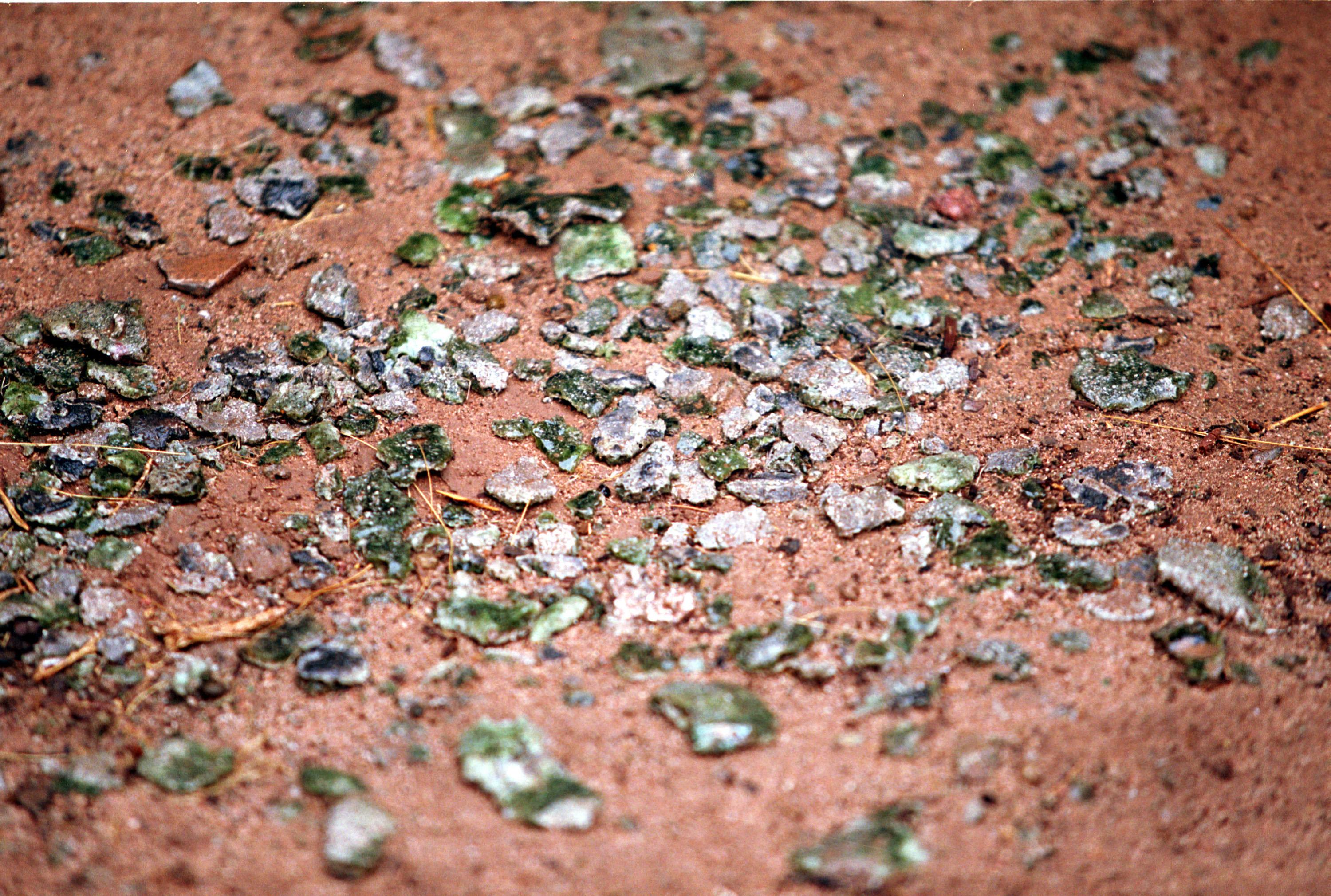 Fragmentos de trinitita en el suelo