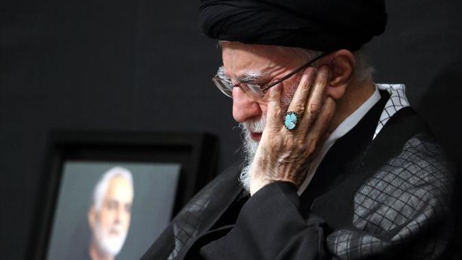 المرشد الأعلى الإيراني علي خامنئي يحضر طقوس الحداد في شهر محرم حسب التقويم الإسلامي، حتى يوم عاشوراء، في طهران