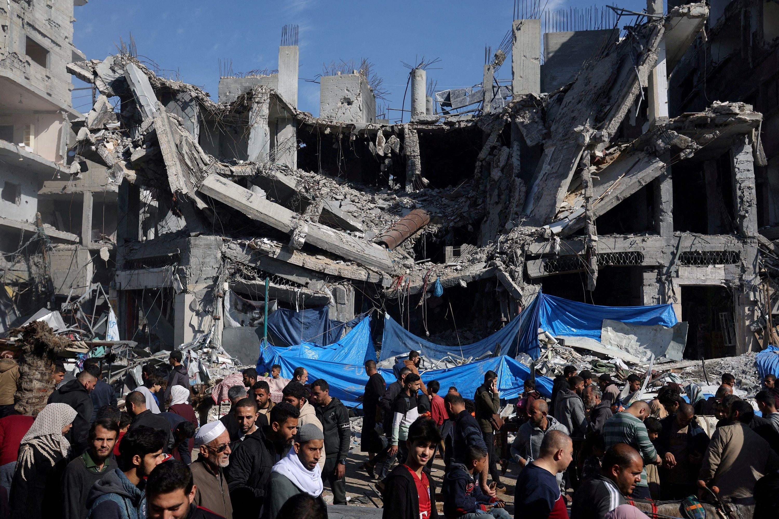 موقع مدمر في مخيم النصيرات وسط قطاع غزة 