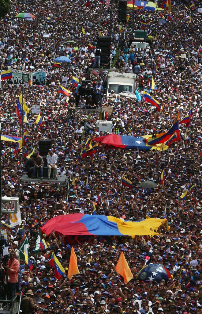 Multidão protesta na Venezuela e ergue bandeiras do país