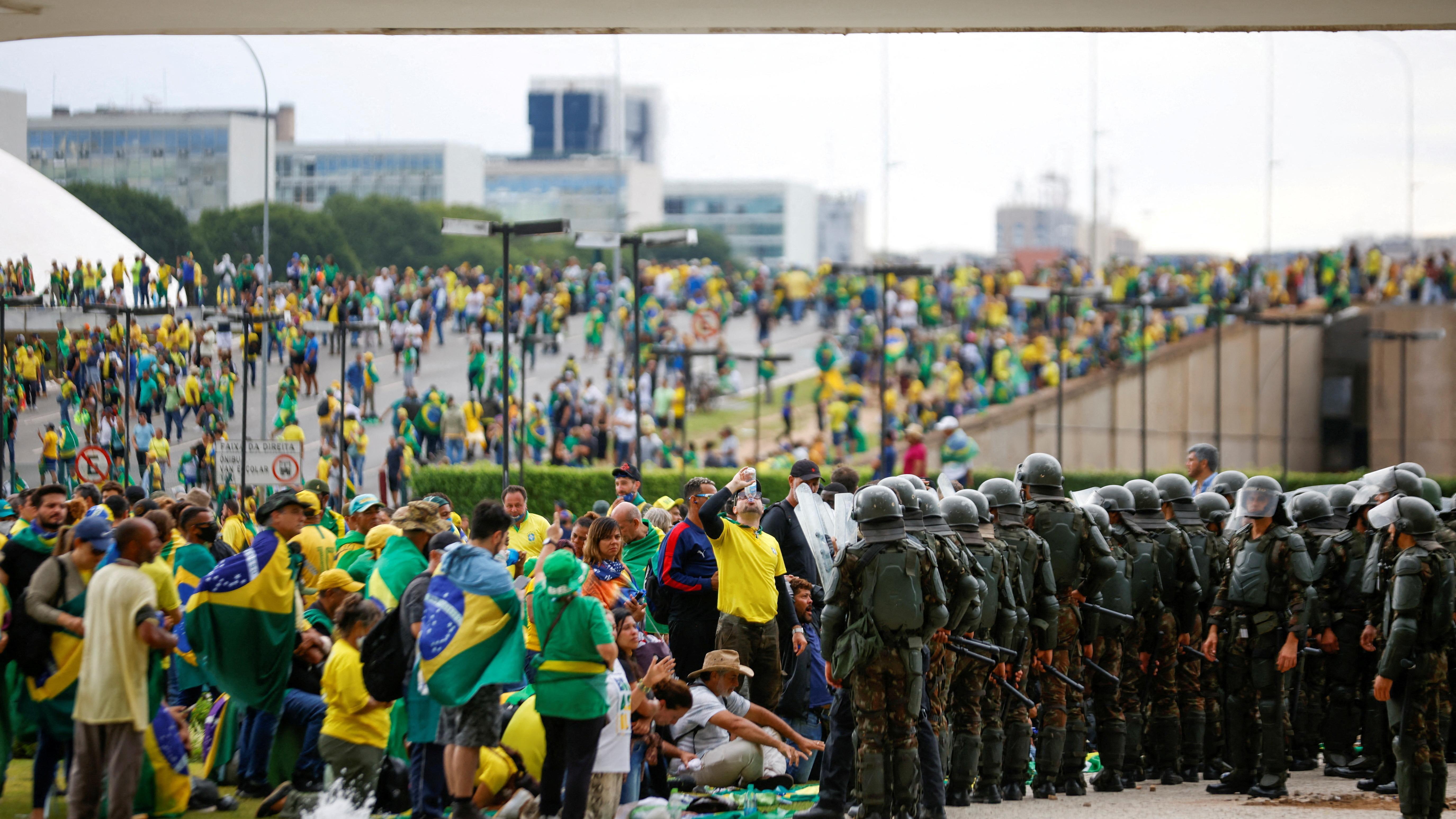 Simpatizantes de Bolsonaro protestam contra Lula no 8 de janeiro de 2023 em Brasília