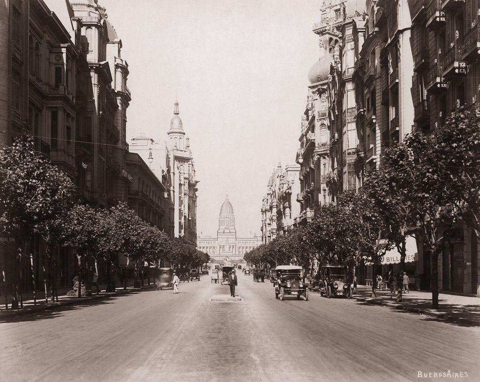 Avenida de Maio em foto em preto e branco de 1925