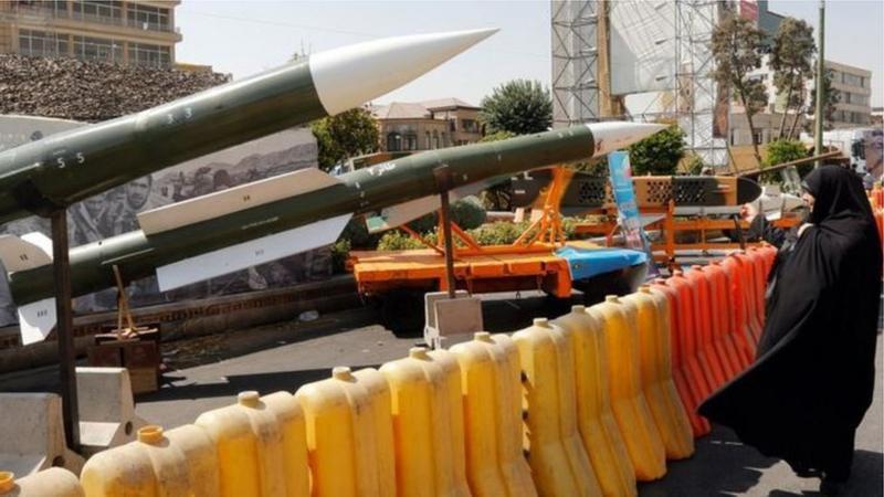 이란 시내에 전시된 미사일