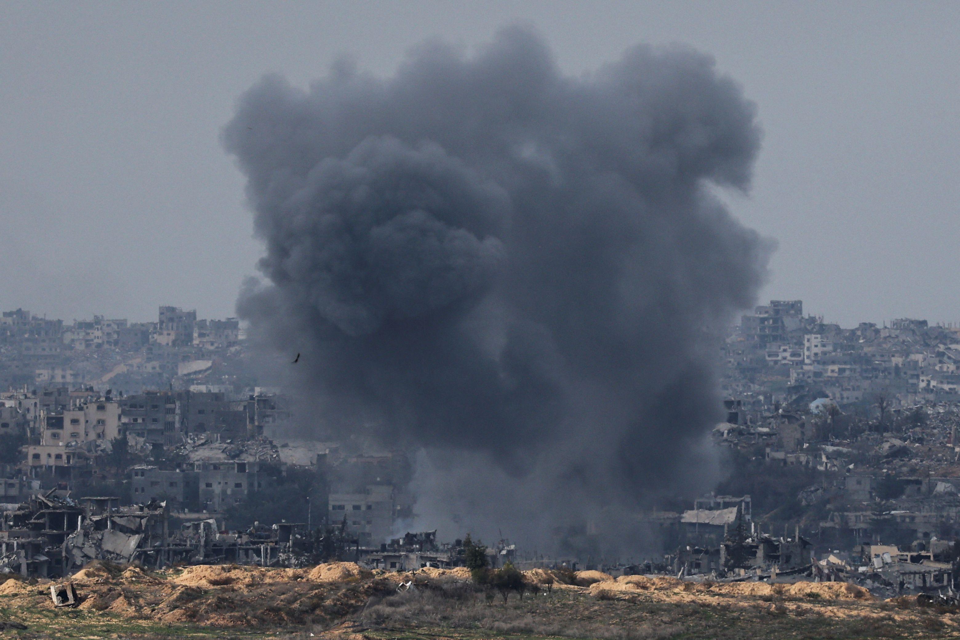 دخان يتصاعد في قطاع غزة خلال الحرب في قطاع غزة في 5 يناير/كانون الثاني 2025