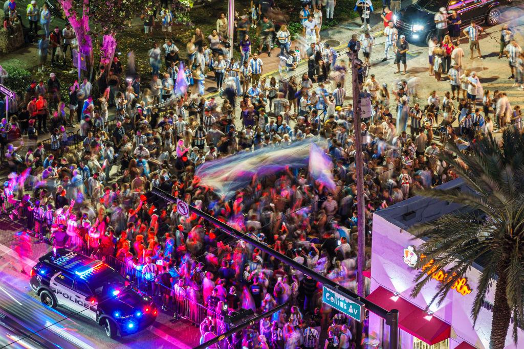 Festejos en Miami Beach por el triunfo de Argentina en el Mundial Qatar 2022