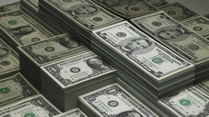 Pilhas de notas de dólares americanos