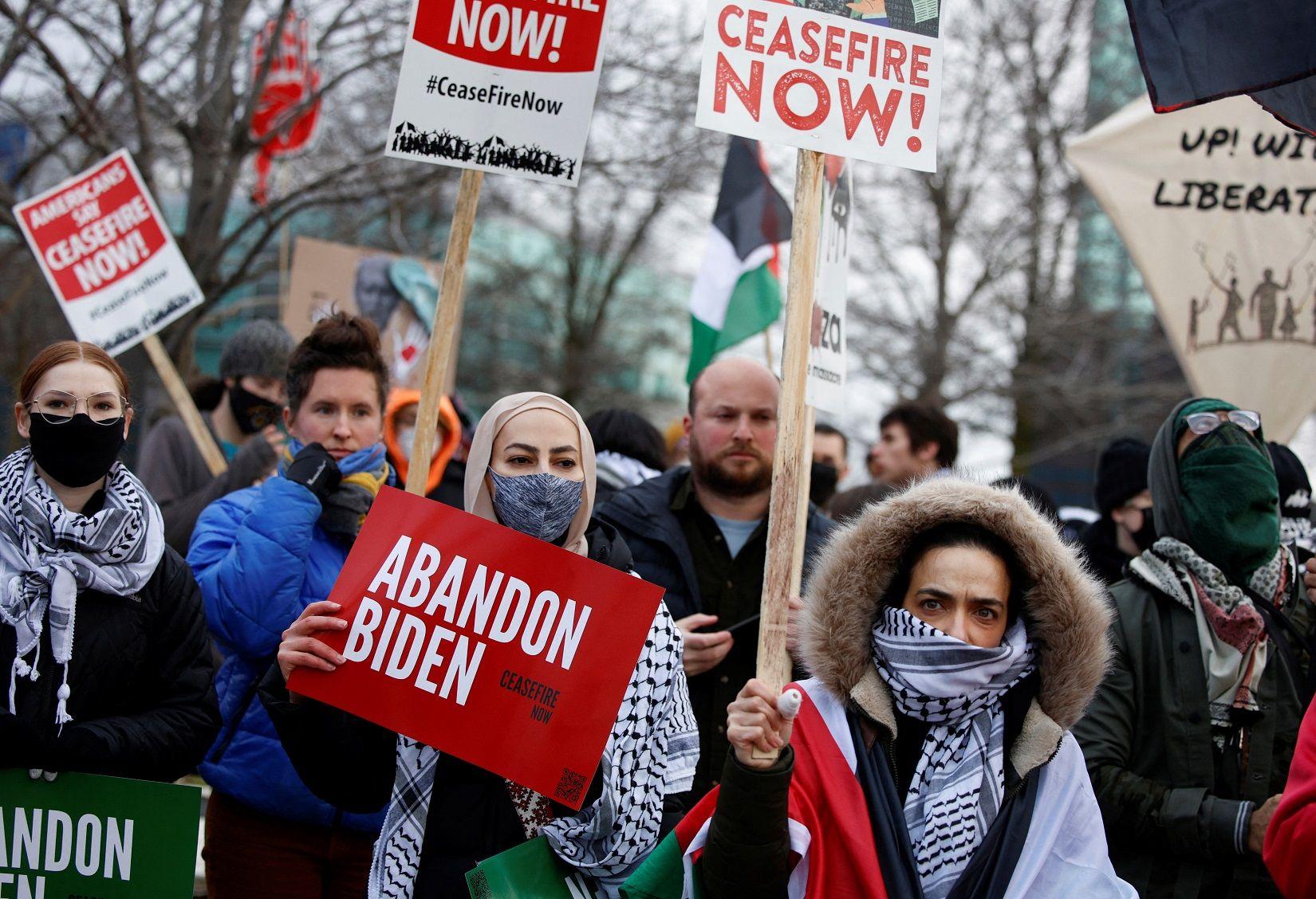 متظاهرون يتجمعون من أجل وقف إطلاق النار في غزة خلال زيارة الرئيس الأمريكي جو بايدن إلى بولاية ميشيغان في 1 فبراير 2024