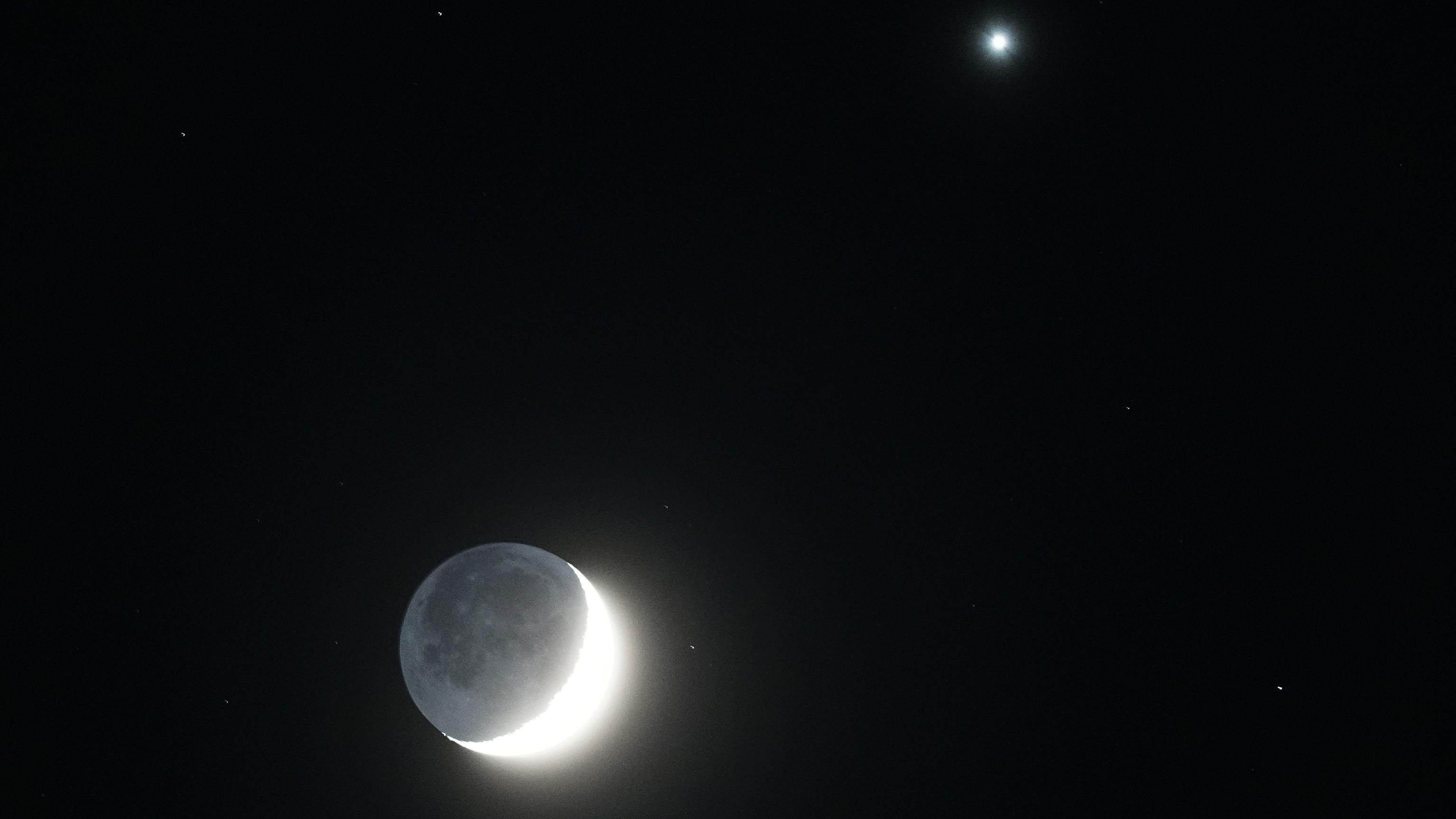 Venus and crescent Moon stun stargazers