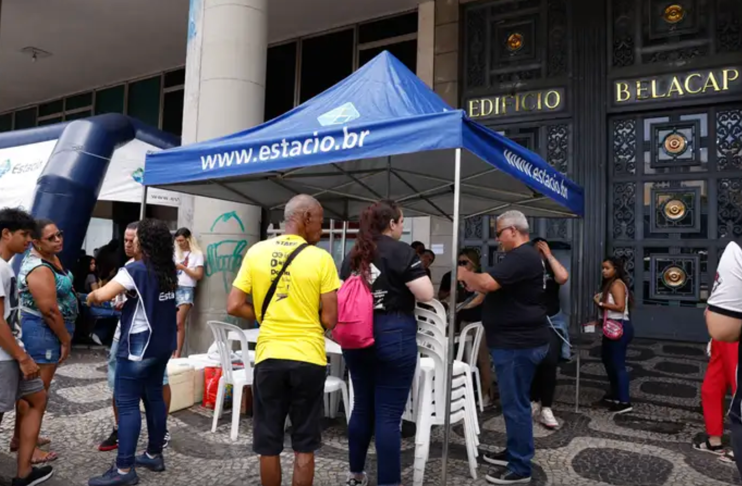 Candidatos aguardam no primeiro dia de prova do Enem