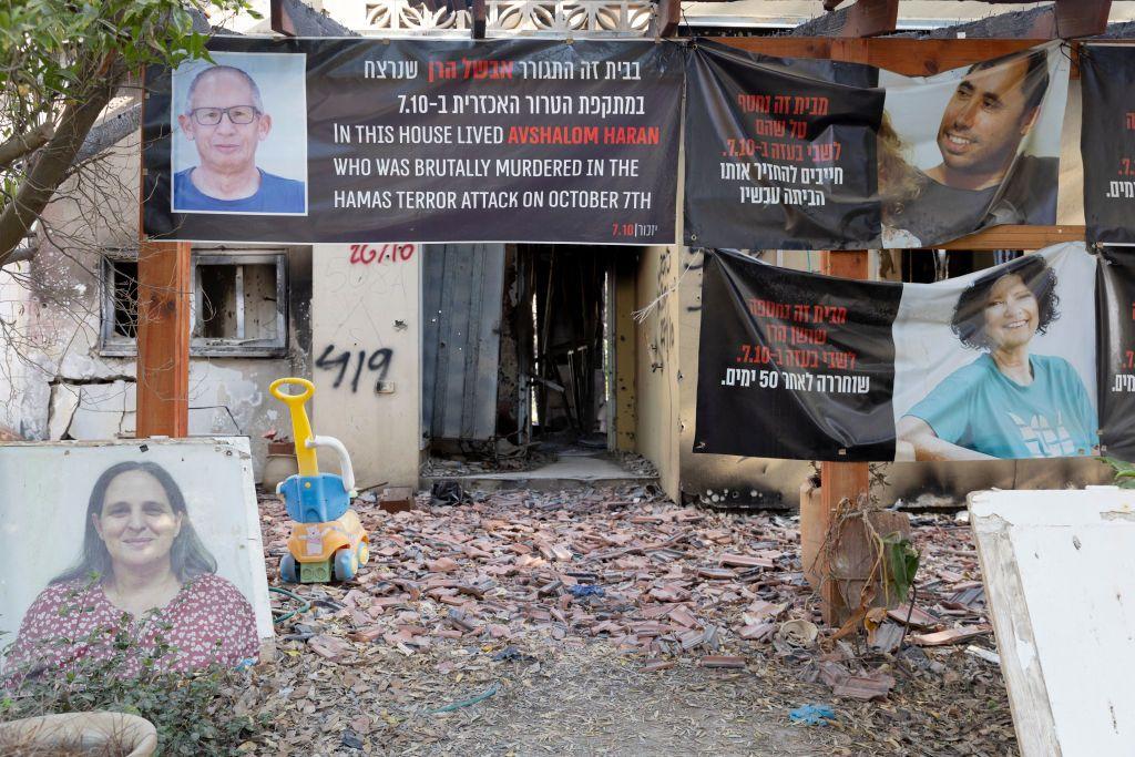 Restos de una casa destruida y carteles con los rostros de los secuestrados