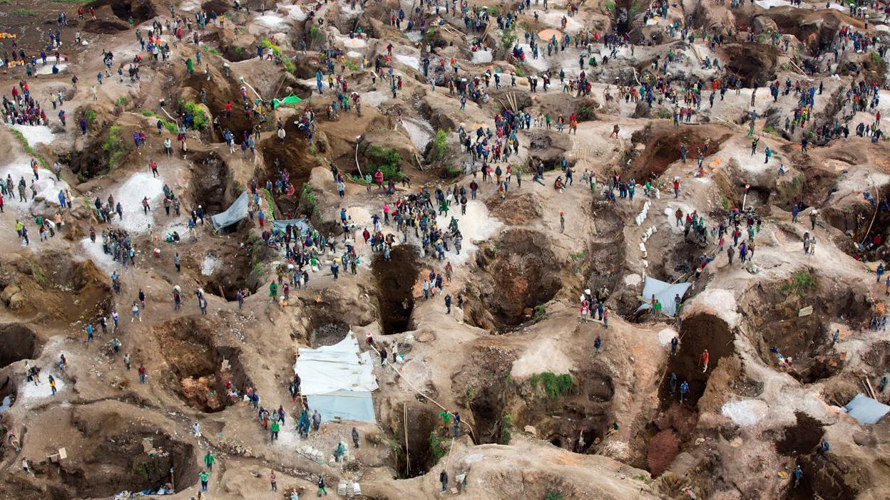 Vista aérea de uma mina de coltan