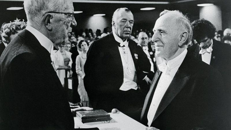 Kuznets recebendo o Prêmio Nobel de Economia em 1971