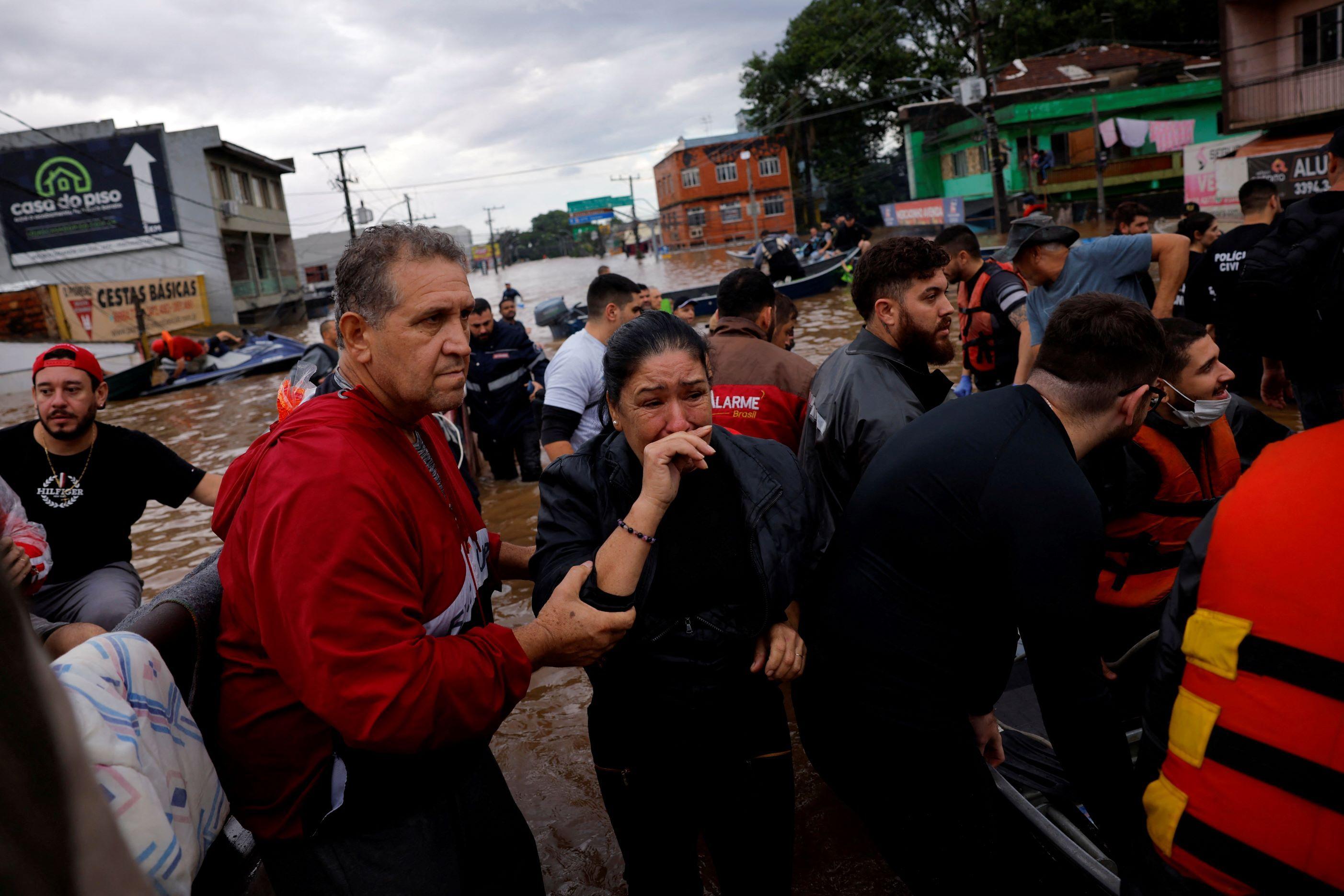 Mulher chorando após ser resgatada