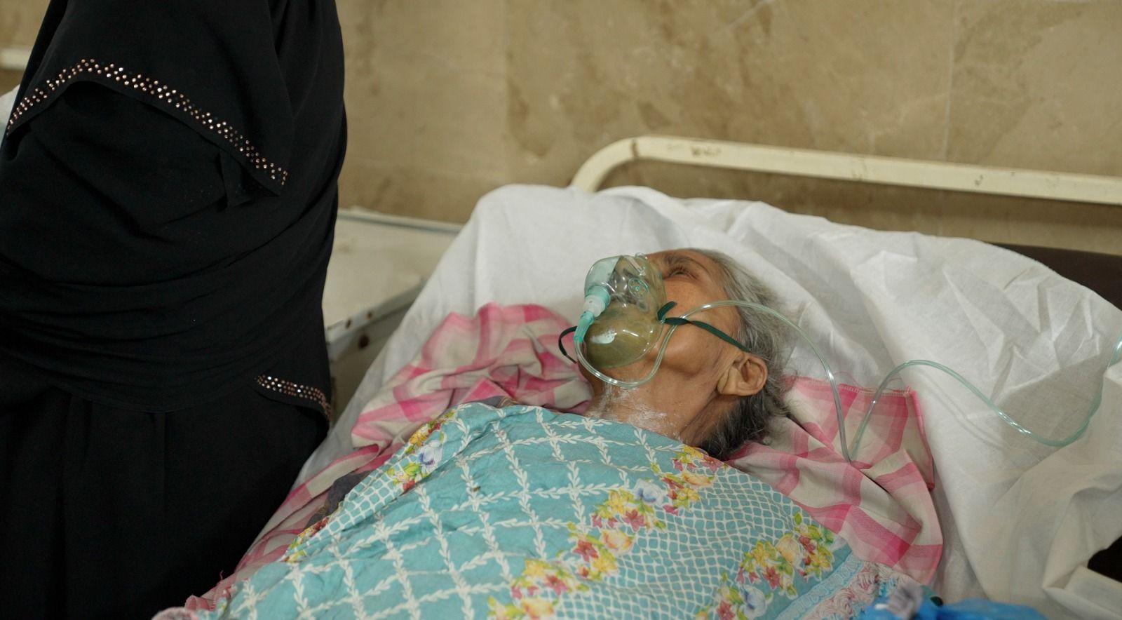 Sıcak hava dalgası sırasında Karaçi hastanelerine başvuran pek çok hasta, iyileşmelerine yardımcı olmak için oksijene ihtiyaç duyuyor
