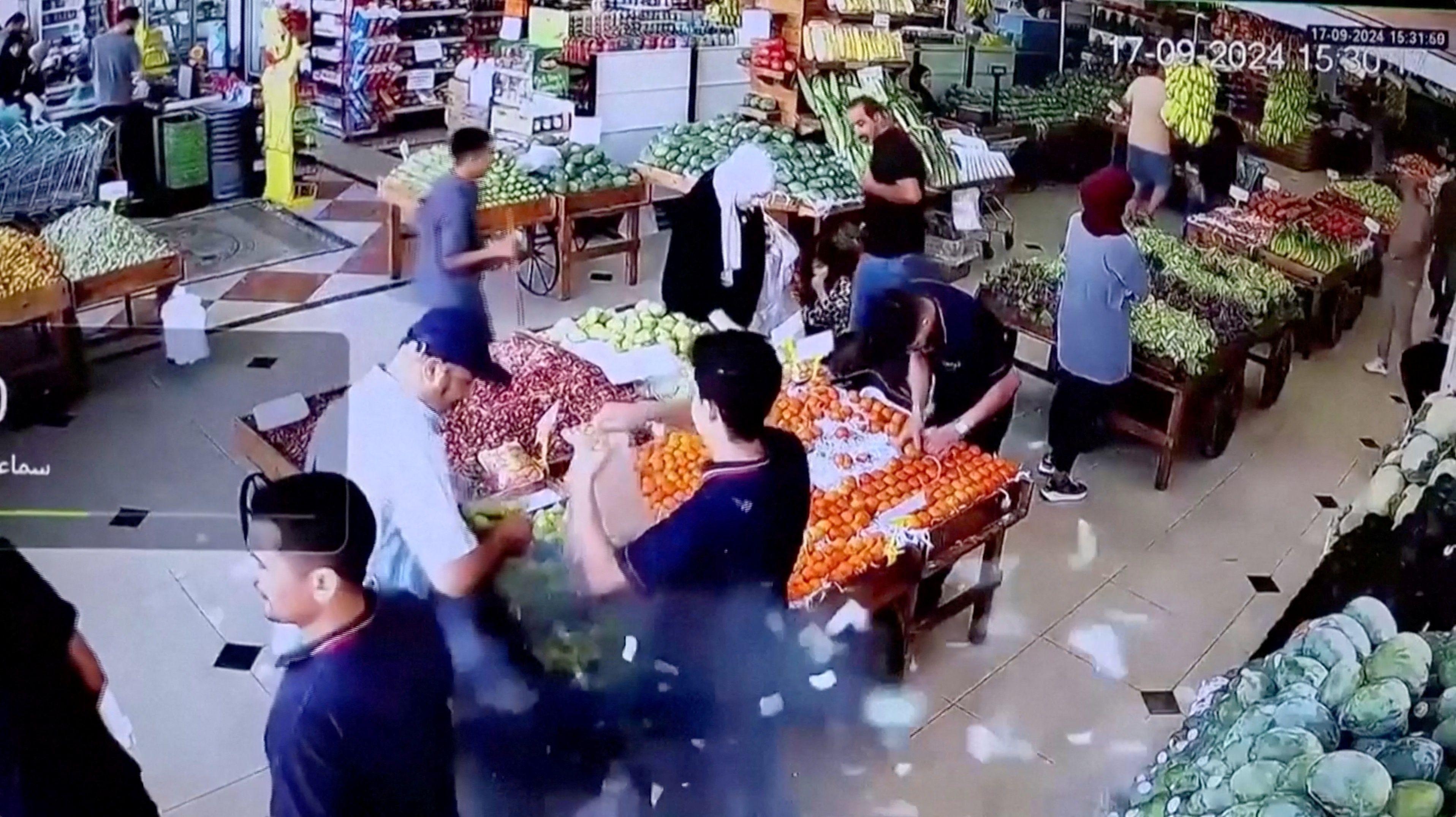 El momento en el que un aparato buscapersonas explota en el bolsillo de un hombre mientras estaba en un supermercado en Líbano.