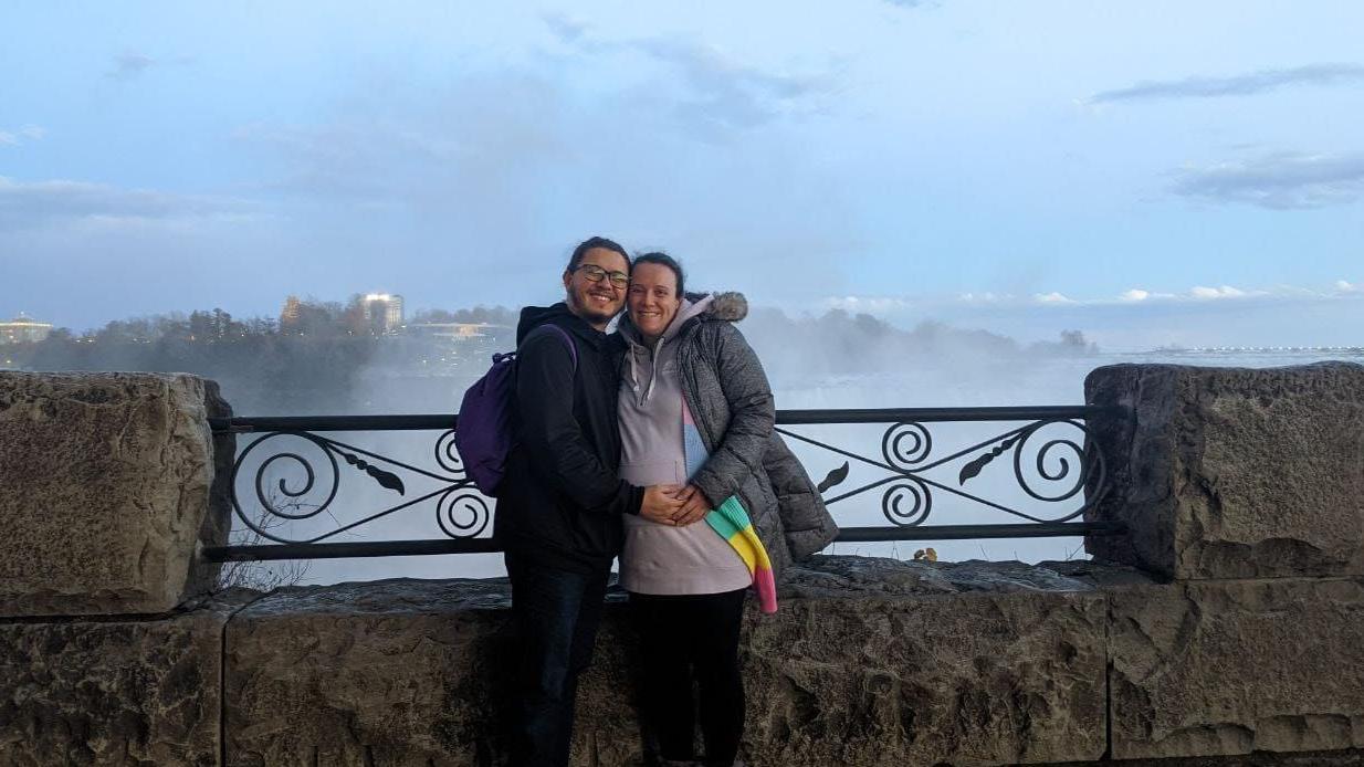 Carol e o marido, Gustavo, durante a gravidez dela