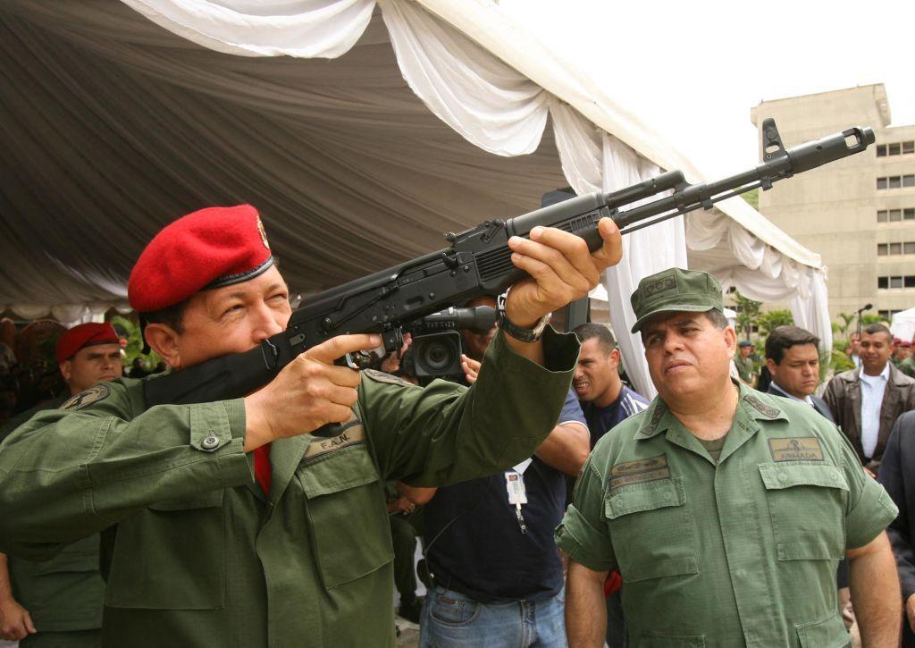 Chávez apuntando un fusil