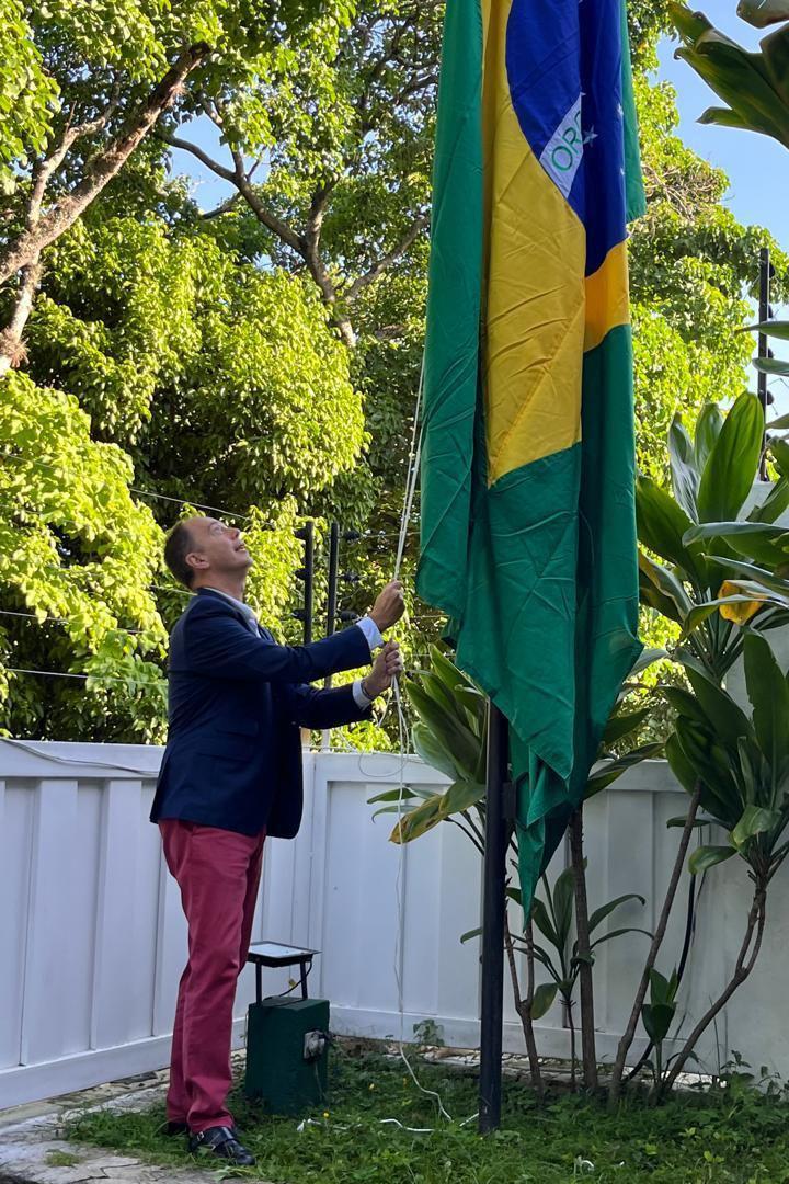 Un funcionario iza la bandera brasileña en la sede diplomática de Argentina en Caracas.