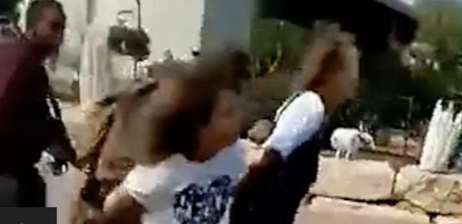 لقطة من فيديو لمسلحي حماس وهم يختطفون الرهائن الإسرائيليين.