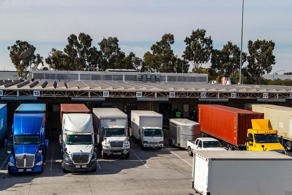 Un grupo de camiones mexicanos en la frontera con EE.UU.