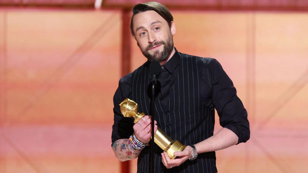 Kieran Culkin con su premio en los Globos de Oro 2025 en Los Ángeles, California, el 5 de enero de 2025.