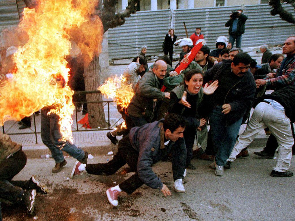 Öcalan'ın Suriye'den çıkarılmasından sonraki aylarda PKK destekçilerinin yaptığı ve bir kişini kendini yaktığı bir eylem. 