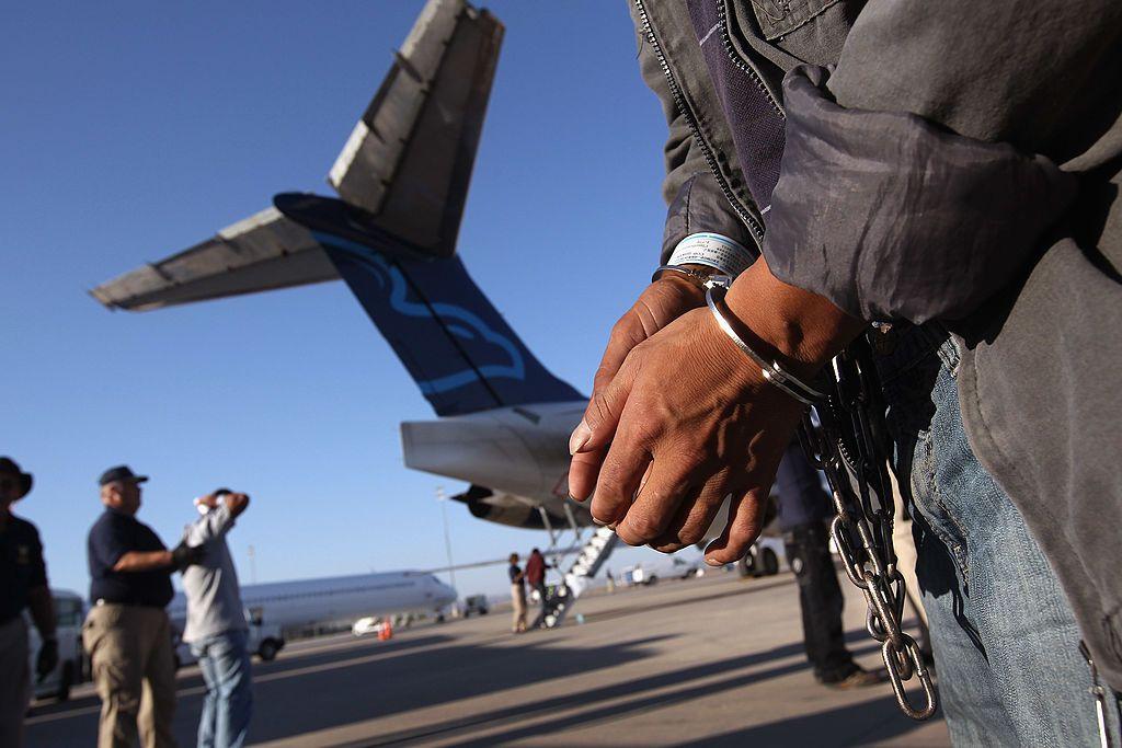 Un inmigrante guatemalteco indocumentado, encadenado por ser acusado como criminal, se prepara para abordar un vuelo de deportación a la Ciudad de Guatemala, Guatemala, en el Aeropuerto Phoenix-Mesa Gateway el 24 de junio de 2011 en Mesa, Arizona. (Foto de John Moore/Getty Images)