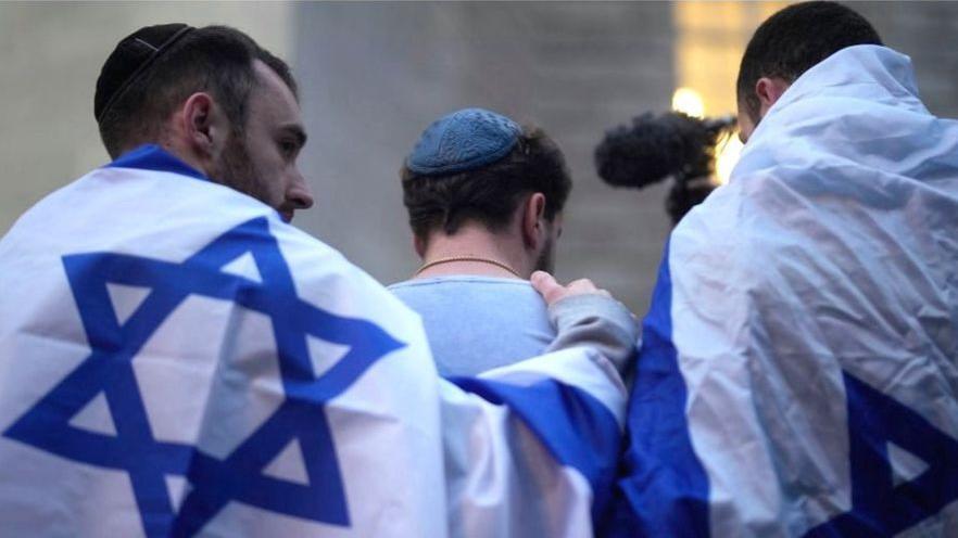 أعضاء من الجالية اليهودية خلال مشاركتهم في وقفة احتجاجية لضحايا الهجمات الأخيرة في إسرائيل، في 11 أكتوبر 2023 في المملكة المتحدة