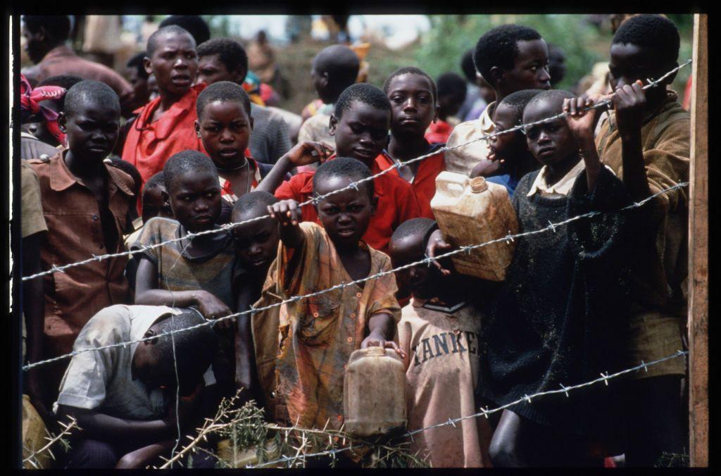 أطفال يتجمعون خلف سياج مخيم للاجئين في 3 مايو/ أيار 1994 على الحدود بين رواندا وتنزانيا.