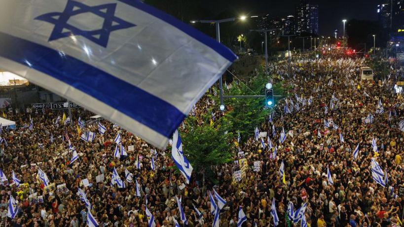 Miles de personas en una protesta contra el gobierno de Benjamin Netanyahu el domingo.