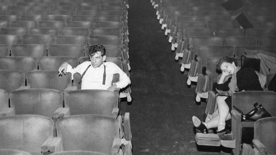 Bernstein verificando o som da orquestra na plateia do Teatro Nuovo com Montealegre em Milão, 1955