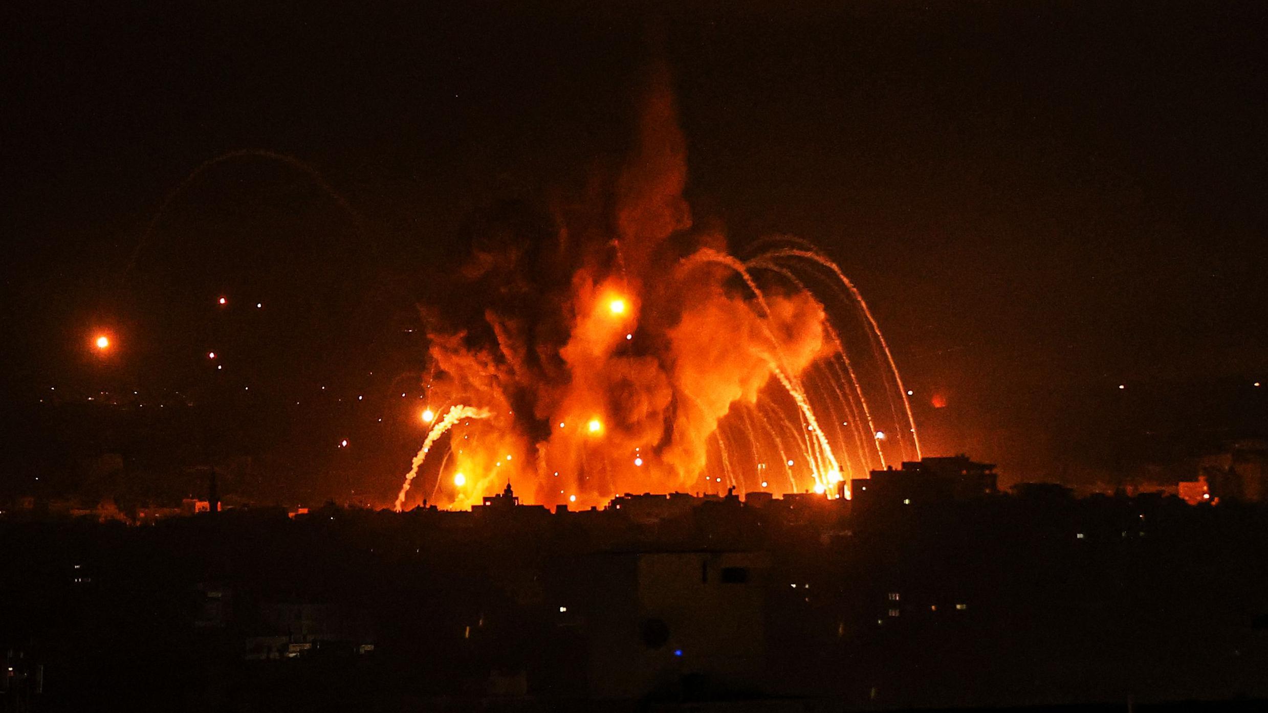 Humo y llamas de los ataques aéreos de Israel en Gaza 