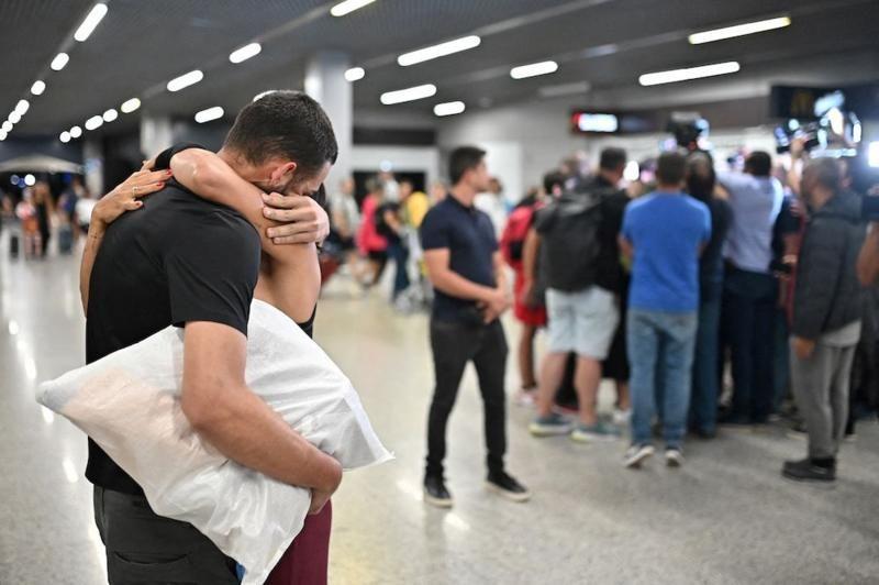 Pessoas se abraçam no aeroporto