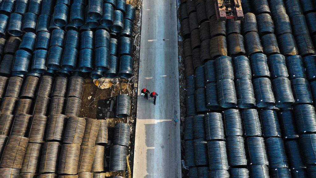 Una vista aérea muestra a personas caminando en un mercado mayorista de acero en Shenyang, en la provincia de Liaoning, noreste de China, el 11 de abril de 2024.