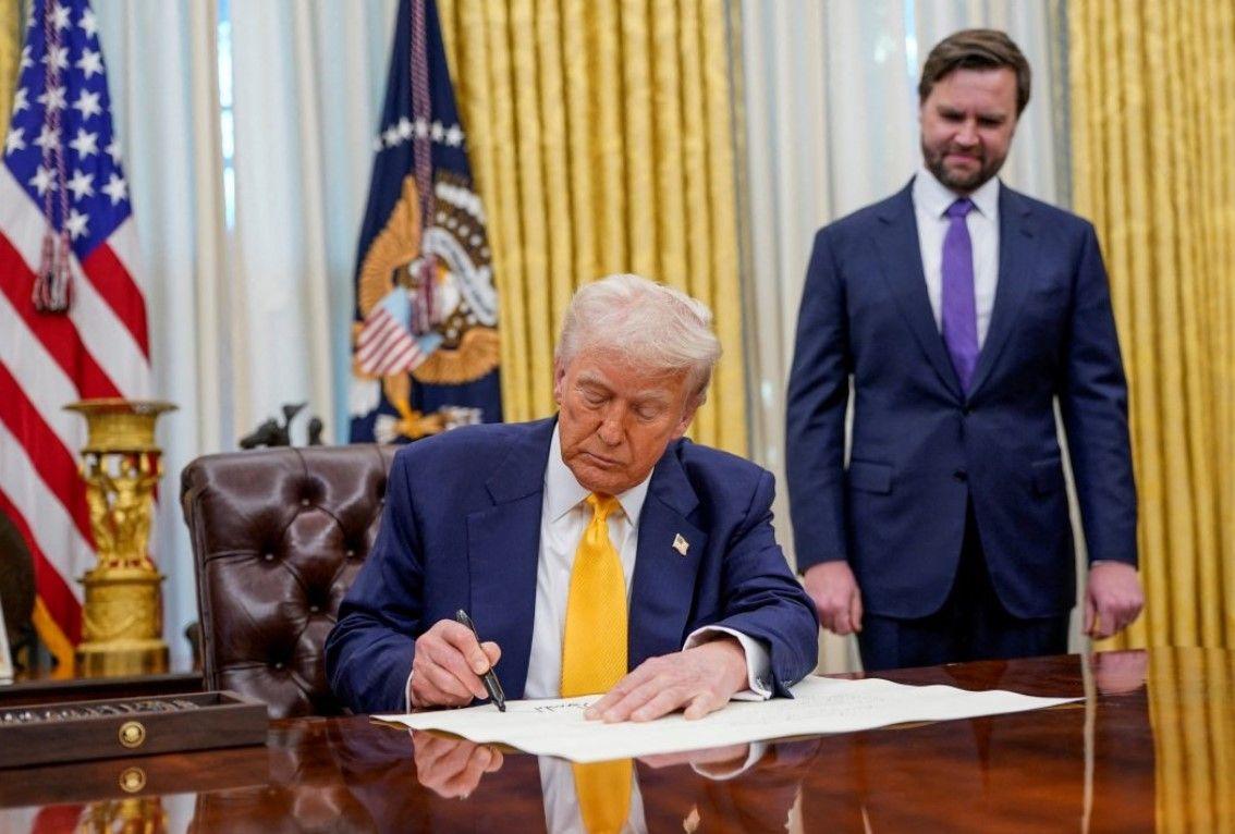 رئيس الولايات المتحدة دونالد ترامب يوقع شهادة التكليف الخاصة بهوارد لوتنيك بجانب نائب الرئيس جي دي فانيس،  في المكتب البيضاوي بالبيت الأبيض في واشنطن 21 فبراير 2025.



