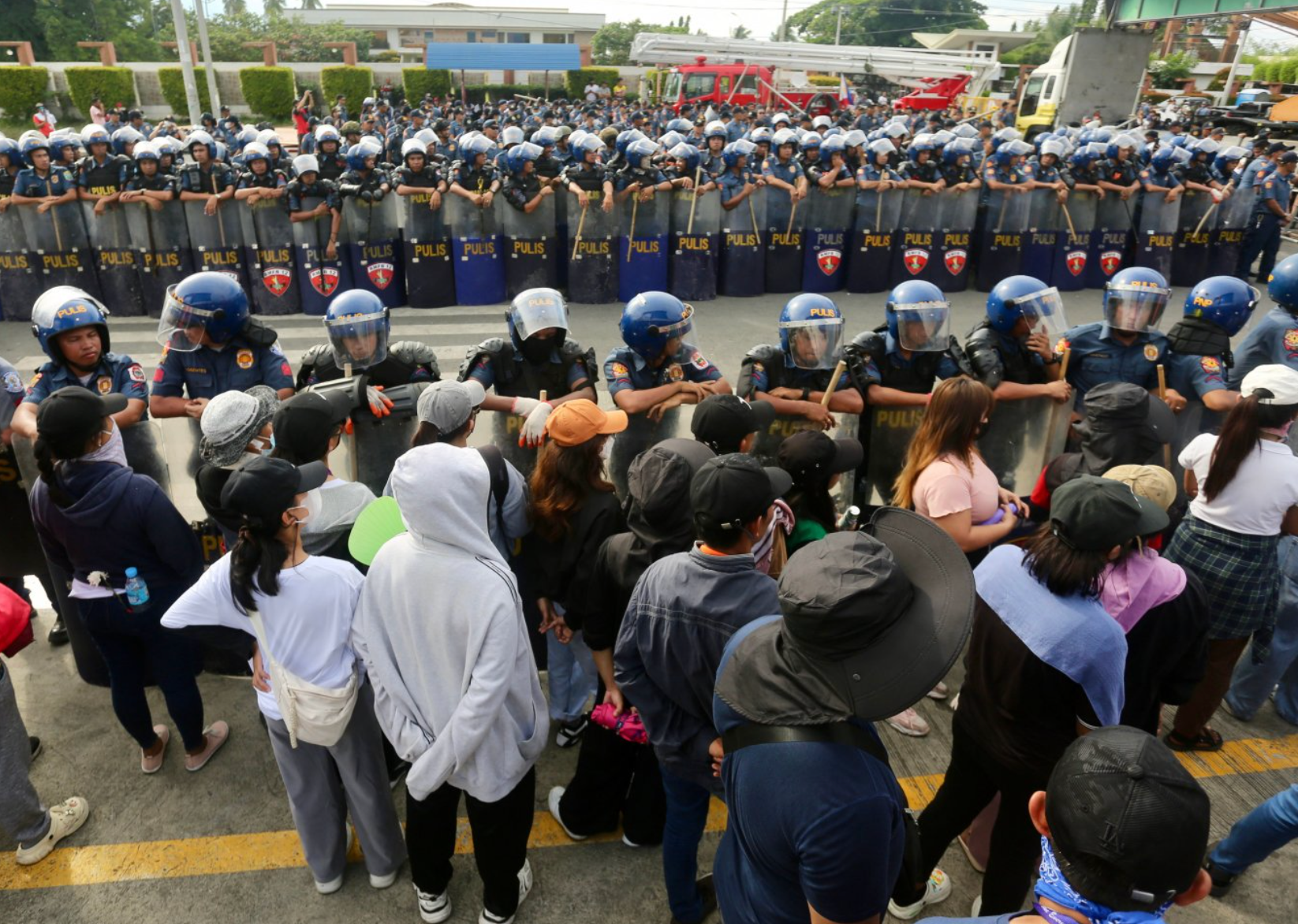 Ketegangan antara pasukan polisi dan pengikut Pendeta Apollo Quiboloy di Davao, Filipina pada 26 Agustus 2024