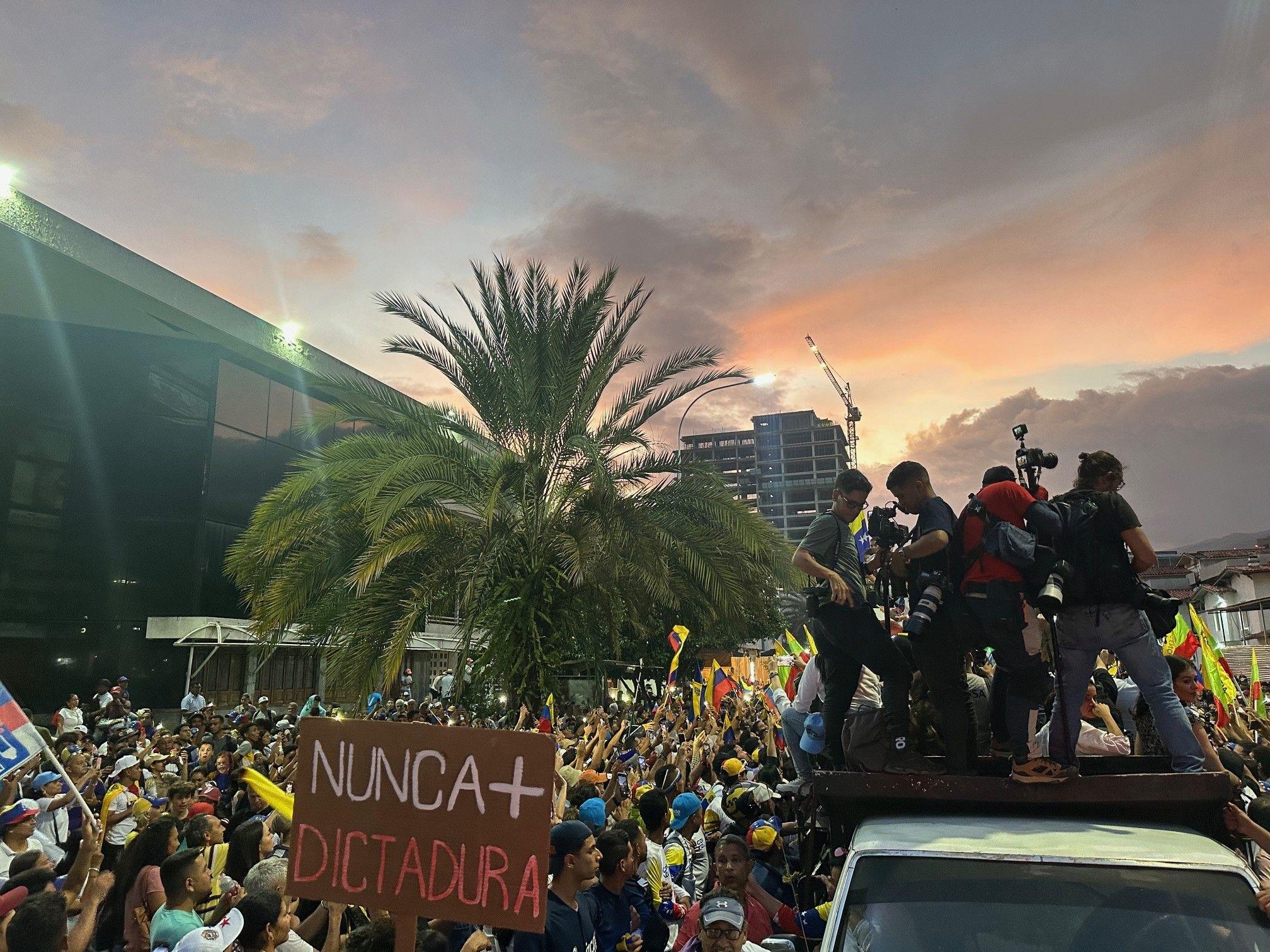Simpatizantes de la oposición reunidos en Las Mercedes, Caracas.
