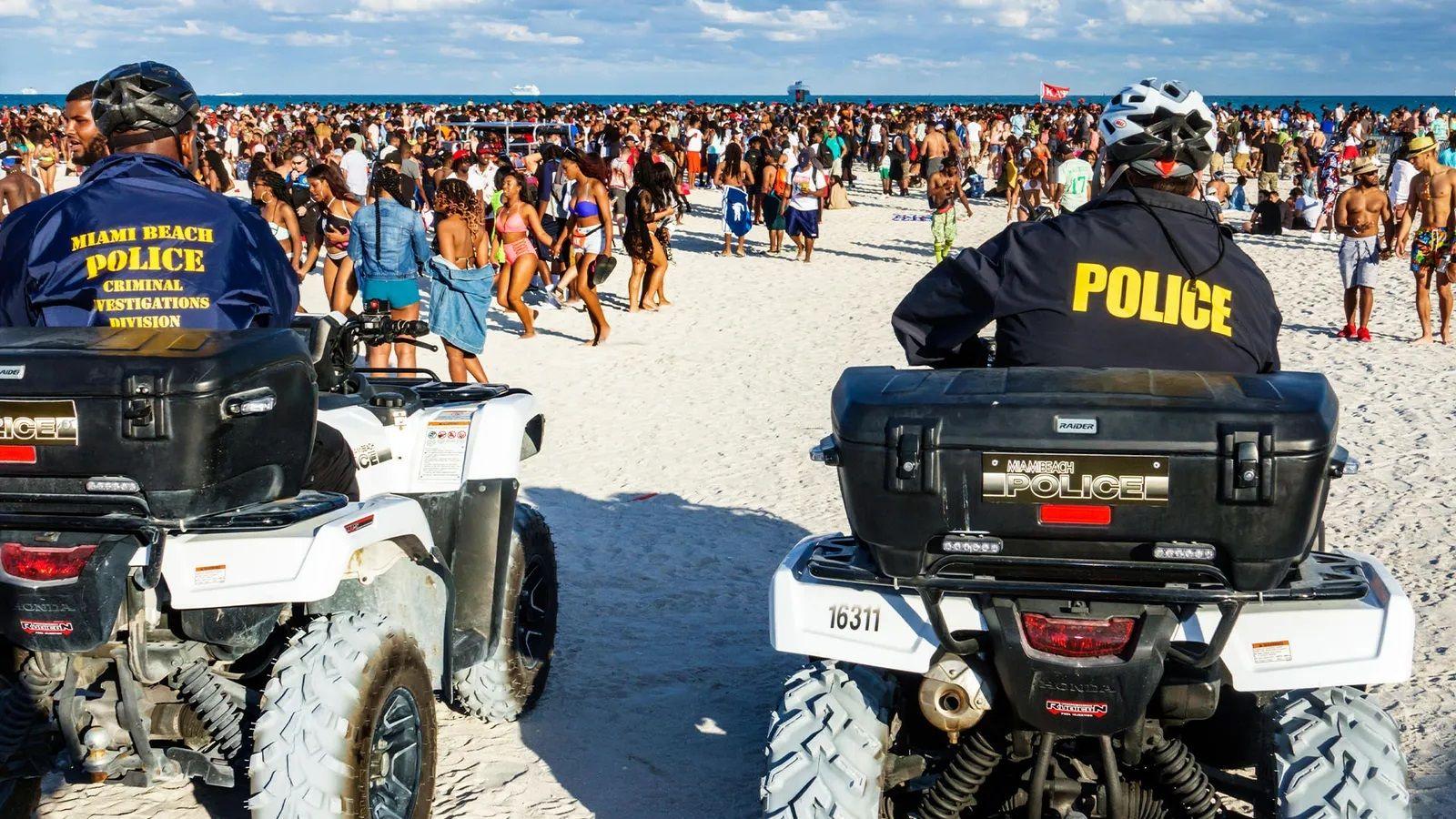 Policías vigilan las playas