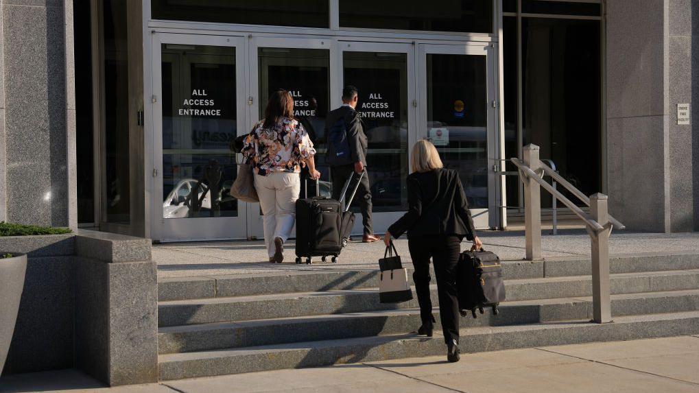 Trabajadores entrando en el edificio del Departamento de Educación en Washington DC