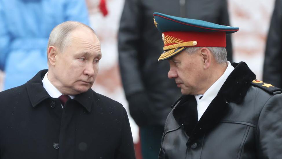 Presiden Rusia Vladimir Putin dan Menteri Pertahanan Sergey Shoigu