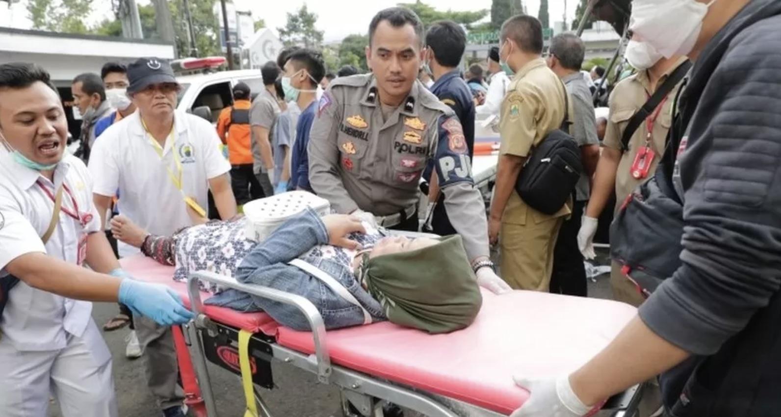 Deprem 100 kilometre uzaklıktaki Cakarta'da da hissedildi, insanlar ofis binalarından tahliye edildi